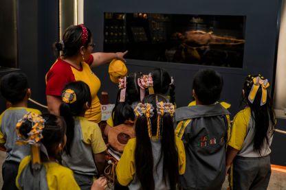 ninos recorriendo el museo de sitio